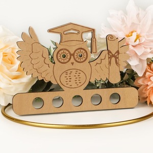 Breloque porte-bonheur sculptée en buis jaune moderne, cadeau pour la remise des diplômes et les célébrations des fêtes - Product Image 1