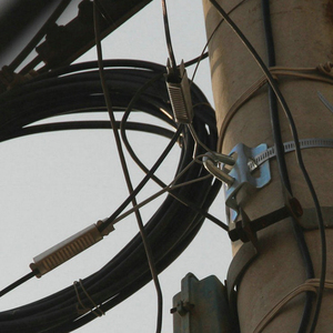Nhiệm vụ nặng nề adss FTTH cực dòng trên không FTTH kim loại thả Cáp <span class=keywords><strong>tensor</strong></span> sợi cáp quang kẹp - Product Image 5