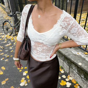 Top de moda transparente con cuello en V y patrón de encaje, estilo urbano y sensual para mujer, con efecto de capas y manga corta, que realza la cintura. - Product Image 1