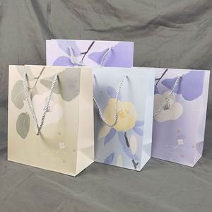 Sac en papier rose bébé personnalisé avec impression CMJN pour emballage de cosmétiques et de vêtements avec design personnalisé - Product Image 1
