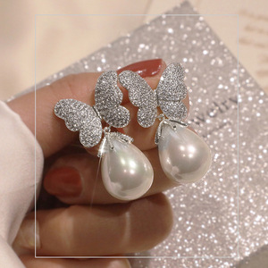 Orecchini a Perno con Perle Irregolari a Forma di Farfalla per Donne, Gioielli Eleganti e Delicati per le Orecchie - Product Image 1
