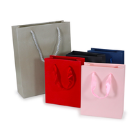Vente en gros sac cadeau en papier rose foncé avec impression de logo personnalisé avec or brillant UV pour vêtements chaussures accessoires avec ruban