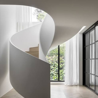 Escalier en arc intérieur sur mesure en chêne blanc avec marches en bois et montantes en acier hélicoïdal, design incurvé