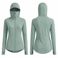 Veste de protection solaire intégrale personnalisée pour femme, à capuche, col montant, avec trous pour les pouces, UPF, respirante, légère et ajustée