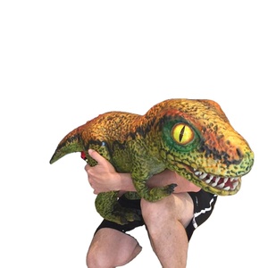Marionnette de dinosaure bébé animatronique réaliste personnalisée - Étanche et résistante au soleil pour centres commerciaux et aéroports - Product Image 1