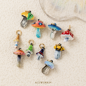 Galerie de champignons en émail |   Breloques champignons en laiton plaqué or 18 carats, émaillées à la main, pendentifs magiques de conte de fées pour la fabrication de bijoux - Product Image 3