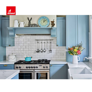 Mobile da Cucina in Stile Hampton Nordico Classico di Design dalla Cina, con Ante Shaker Chic e Accoglienti Blu Ghiaccio e Frigorifero per Vini - Product Image 3