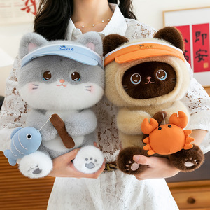 Morbido e Carino Peluche a Forma di Gatto con Cappello da Pescatore, Bambola di Gatto che Abbraccia un Pesce, Cuscino per Abbracci Confortanti, Regalo di Compleanno - Product Image 3