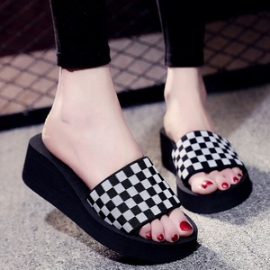 Chaussons d'extérieur sexy noirs et blancs patchwork pour femmes, été et hiver, à semelle épaisse, dessus en coton, doublure en peau de mouton, antidérapants, à bout carré - Product Image 5