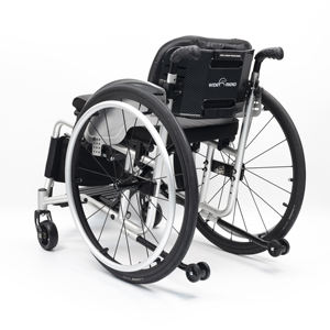 Fauteuil roulant pliant manuel léger en aluminium argenté avec dossier pour équipement de rééducation - Product Image 2