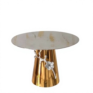 Support à gâteau de luxe en métal doré avec accent floral argenté, plateau de service à dessert au design martelé, nouveau modèle - Product Image 1