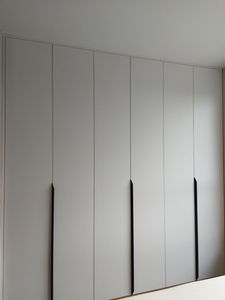 Armoire autoportante minimaliste gris foncé <span class=keywords><strong>avec</strong></span> coiffeuse intégrée, étagères LED – Mobilier de chambre haut de gamme et durable pour maison moderne - Product Image 1