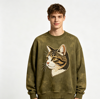 Sweat-shirt à col rond tie-dye olive avec broderie chenille portrait de chat, en polaire oversize, coupe ample et carrée, style streetwear rétro