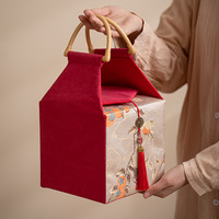 Sac cadeau en tissu brodé de luxe avec poignée en bambou et pompon pour l'emballage de cadeaux du Ramadan, du Nouvel An chinois et des fêtes