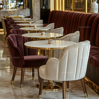 Ensemble de mobilier commercial Ron Group : Table ronde en marbre, chaise de restaurant rembourrée, banquette en velours capitonnée en forme de L