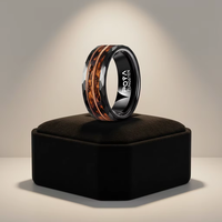 Cincin Tungsten Hitam 8mm Berpola Palu dengan Inlay Senar Gitar Rose Gold dan Kayu Tong Whiskey Terbakar untuk Pria