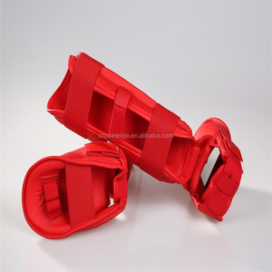 Guanti da Karate omologati Wkf con protezione per Karate e protezione per il piede da Karate in colore rosso e blu - Product Image 1