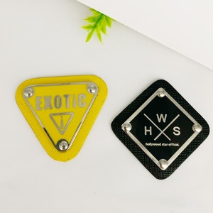 Étiquettes métalliques personnalisées de haute qualité, lavables, avec pliure d'extrémité, pour vêtements, sacs, chaussures - Product Image 1