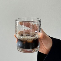 Gobelet en verre avec une esthétique Instagram-worthy, haute valeur esthétique, adapté à l'utilisation à domicile par les filles comme gobelet à eau ou à boisson