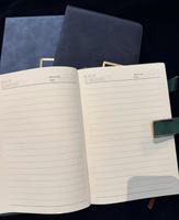 Carnet de notes classique A5 en cuir PU rigide avec reliure cousue, boucle métallique, 200 pages, logo personnalisé, ligné, avec porte-stylo