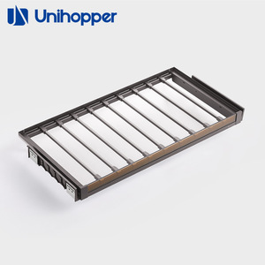 Porte-pantalon minimaliste Cooper Glass Latte avec tiroir télescopique antidérapant pour vêtements et chapeaux - Product Image 4