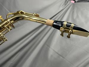 Saxophone alto professionnel en laiton jaune Eb, laque dorée, courbé, fourni directement par l'usine, en vente - Product Image 6