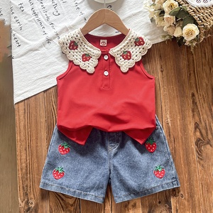 Conjunto <span class=keywords><strong>de</strong></span> <span class=keywords><strong>Ropa</strong></span> Casual <span class=keywords><strong>de</strong></span> Verano para Niñas, Top <span class=keywords><strong>sin</strong></span> Mangas con Bordado <span class=keywords><strong>de</strong></span> Fresa y Pantalones Cortos <span class=keywords><strong>de</strong></span> Mezclilla, 2 Piezas - Product Image 1