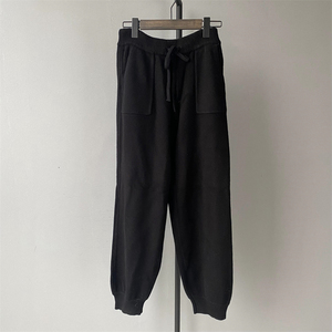 سويتر منسوج بياقة سلحفاة ربيعية مع أساور فرو قابلة للإزالة للبيع بالجملة سترات نسائية مخصصة بمقاسات كبيرة - Product Image 5