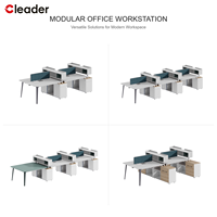 Table d'ordinateur moderne pour 2 personnes, plateau blanc à bords arrondis, pieds inclinés gris foncé, écran acoustique bleu sarcelle, piétement OEM