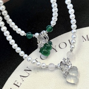 Collana Girocollo a Zucca in <span class=keywords><strong>Argento</strong></span> con Perle d'Acqua Dolce Lucide da 4-5mm, Ciondolo Portafortuna a Farfalla in Calcedonio Trasparente, Catena Regolabile da <span class=keywords><strong>40</strong></span> più 5 <span class=keywords><strong>cm</strong></span> - Product Image 3