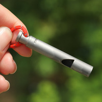 Sifflet de survie en titane pur avec cordon - Léger, portable, haute fréquence pour le camping en plein air et les situations de secours