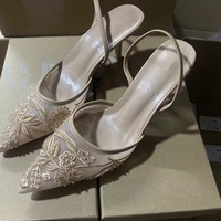 Nouvelles sandales à talons hauts élégantes pour femme, style automne 2026, avec bride arrière, bout pointu, broderies et perles en maille