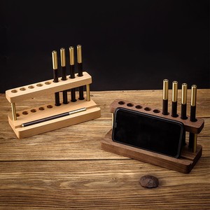 Porte-stylos en bois massif de noyer noir avec accents en laiton, organiseur de bureau pour usage professionnel - Product Image 2