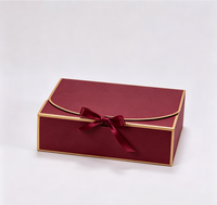 Boîte cadeau rigide de luxe en feuille d'or avec fermeture magnétique, imprimée quadricolore, nœud en satin, insert en mousse divisé pour chocolats, biscuits et pâtisseries