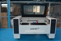 Équipement laser CO2 multifonctionnel pour le traitement à grande vitesse du contreplaqué, du MDF, du tissu et de l'acrylique.
