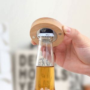Abridor de Botellas de Cerveza Redondo de Madera con Diseño de Gato Navideño y Imán para Refrigerador - Product Image 5