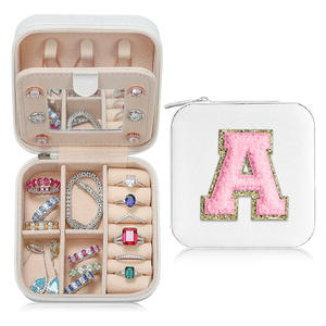 Mini organisateur de bijoux de mode personnalisé en usine boîte d'organisation de bijoux de voyage couleurs beiges en cuir PU logo personnalisé en stock - Product Image 1