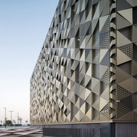 Matériau de décoration extérieure en panneau d'aluminium perforé triangulaire 3d en métal personnalisé pour mur rideau