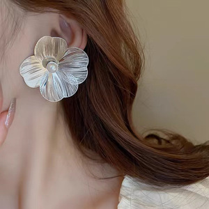 Boucles <span class=keywords><strong>d</strong></span>'Oreilles Clou Mode Perles Personnalisées Polyvalentes, Fleur en Métal avec Tige en <span class=keywords><strong>Argent</strong></span>, Vente en Gros - Product Image 4