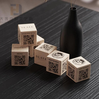 Kubus Kayu Berukir Iklan Personalisasi Kode QR Kustom Pembayaran Wifi Tanda Logo Bisnis Menu Digital Dudukan Meja Kubus Kayu