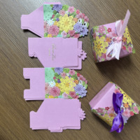 Boîte à dragées pliable personnalisée en carton 'Sweet Love Wedding' avec découpe laser motif floral, impression quadricolore et finition satinée