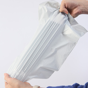 Bolsas de Plástico PE Blancas y Brillantes para Envíos Express, Económicas y Listas para Enviar, con Autocierre para Ropa - Product Image 5