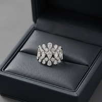 Luxuriöser Ring aus massivem 18-karätigem Weißgold Au750 mit Blumenmotiv für Damen, mehrfach geformter, birnenförmiger, marquiseförmiger, rund geschliffener, breiter Band-Diamantring
