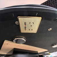 Professioneller Casino-Pokertisch 240*120cm mit LED-Beleuchtung für 10 Spieler, Metallgetränkehaltern, Geldkassette, Münzschlitz, Holzbeinen und Lederbesatz für Spiele