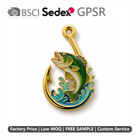 Broche personnalisée en émail rigide en forme d'hameçon de pêche, plaquée or, pour revers de veste, MOQ 50 pièces, idéale comme cadeau pour pêcheur