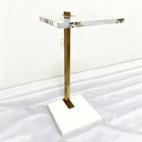 Table basse en lucite transparente durable avec cadre doré et base en marbre pour un salon moderne et luxueux, décoration intérieure
