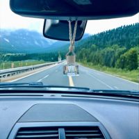 Diffuseur de voiture en gros 10ml vide bouteille de parfum de voiture désodorisant plat carré verre voiture suspendu bouteille de parfum avec couvercle en bois