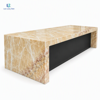 Comptoir en onyx rouge translucide Luca |   Table de réception Dragon Jade Vein Island, polie et rétroéclairée, pour villa de luxe, sur mesure