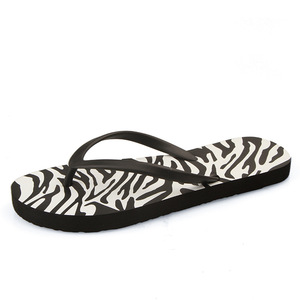 Chanclas con estampado de cebra para mujer, antideslizantes, sandalias de playa de verano, sandalias de goma de PVC, zapatillas informales - Product Image 1