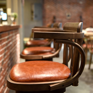 Taburete Alto de Bar Estilo Rústico para Cafetería, Silla de Bar Comercial de Madera Maciza con Reposabrazos y Reposapiés - Product Image 2